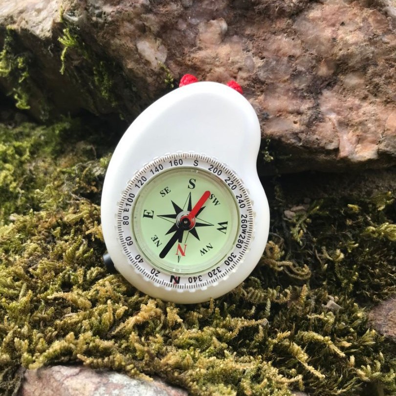 Outdoor Adventure Guide - ミニアウトドアサバイバルコンパス（ナイトライト付き）-ハイキング、登山、キャンプ、冒険用高精度ポケットナビゲーションツール