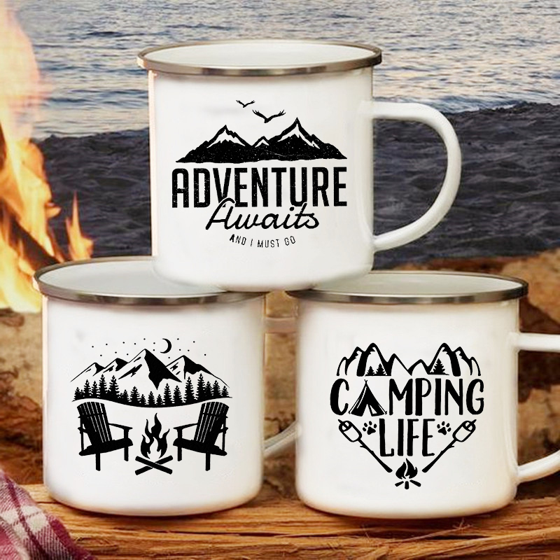 Outdoor Adventure Friends - 冒険を待っているキャンプマグ ハッピーキャンパー キャンプファイヤーカップ エナメルキャンプカップ アウトドアキャンピングカー コーヒーハンドルマグ