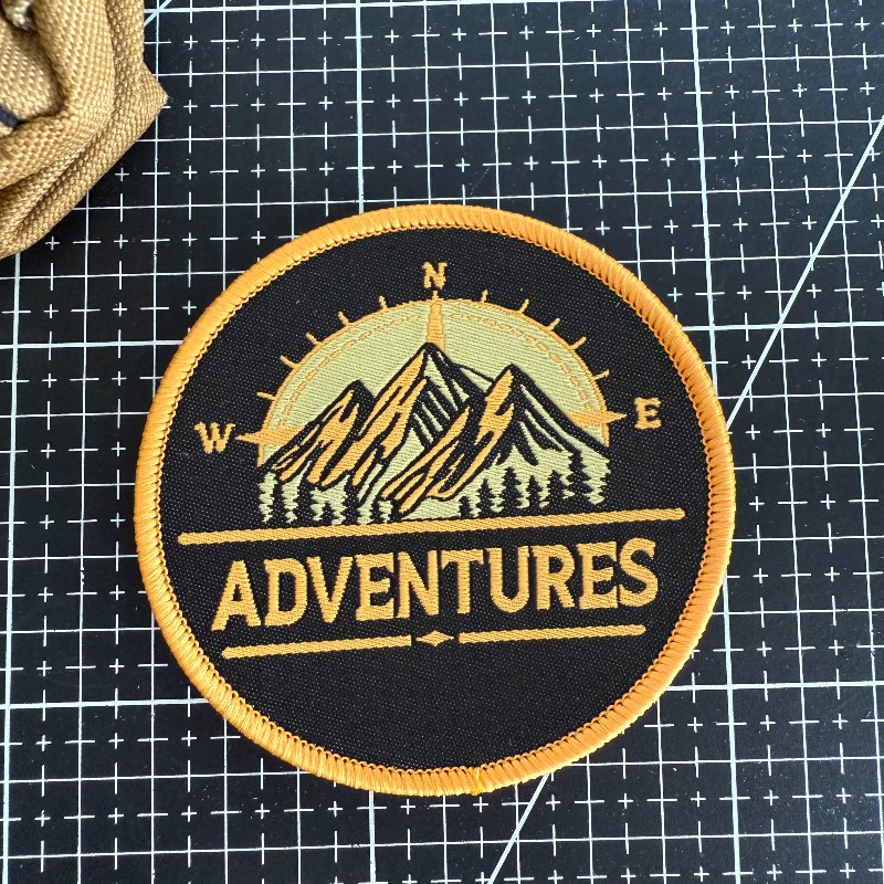 Outdoor Adventure With No Backpack - アドベンチャーズ・マウンテン・コンパス刺繍パッチ、タクティカルフックアンドループモラルバッジ、アウトドアキャンプハイキングパッチ（バックパック用）