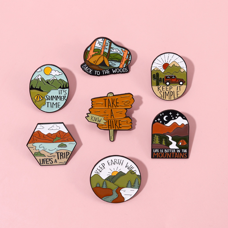 Outdoor Adventure Friends - キャンプ,アウトドア,ハイキング,冒険,山の旅行のためのパーソナライズされたエナメルピン,ラペルバッジ,友達への面白いギフト