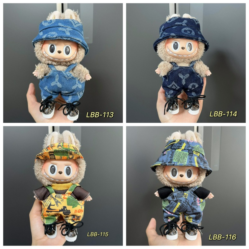 Outdoor Adventure Wear - ヴィンテージプリントのつば広帽子とオーバーオールの組み合わせは、アウトドアアドベンチャー服としてのかわいいぬいぐるみのために特別にデザインされています。
