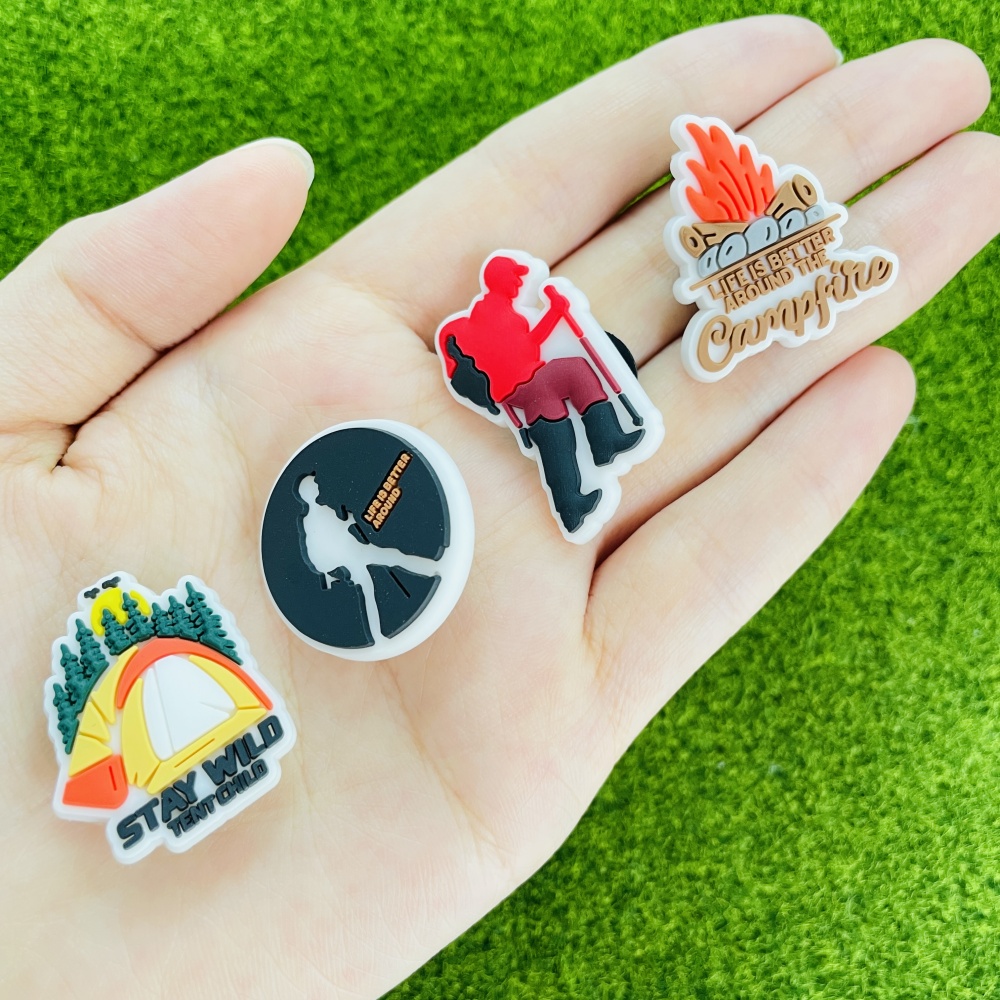 キャンプ用シューズチャーム16個、アウトドアアドベンチャーテ - Outdoor Adventure Birthday Party のレビューと価格