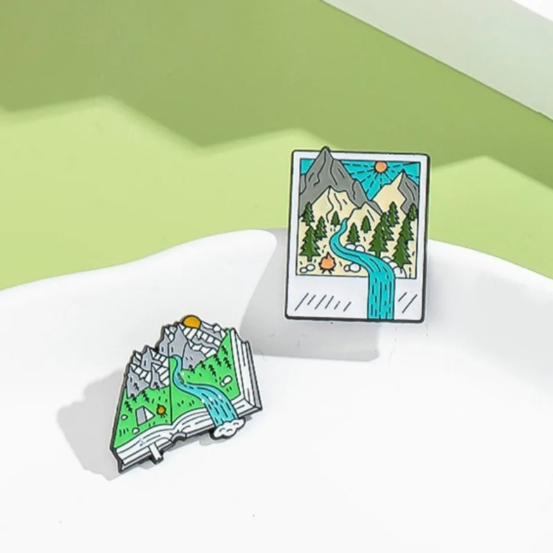 冒険をテーマにしたエナメルピン：山の小川をイメージしたブック - Outdoor Adventure Friends のレビューと価格