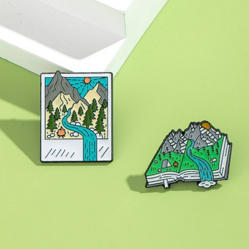 冒険をテーマにしたエナメルピン：山の小川をイメージしたブック - Outdoor Adventure Friends のレビューと価格