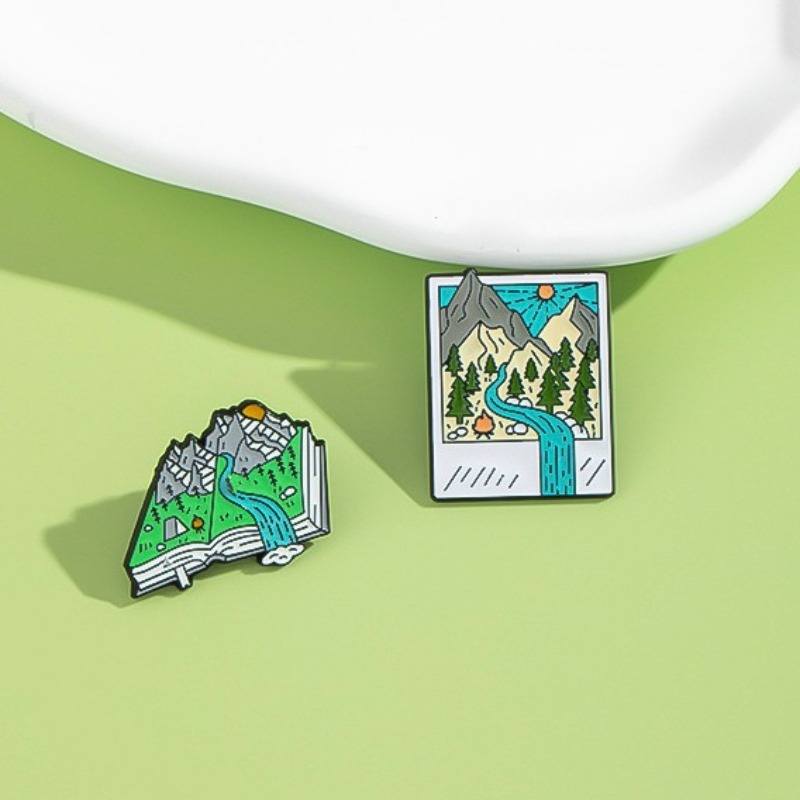 冒険をテーマにしたエナメルピン：山の小川をイメージしたブック - Outdoor Adventure Friends のレビューと価格