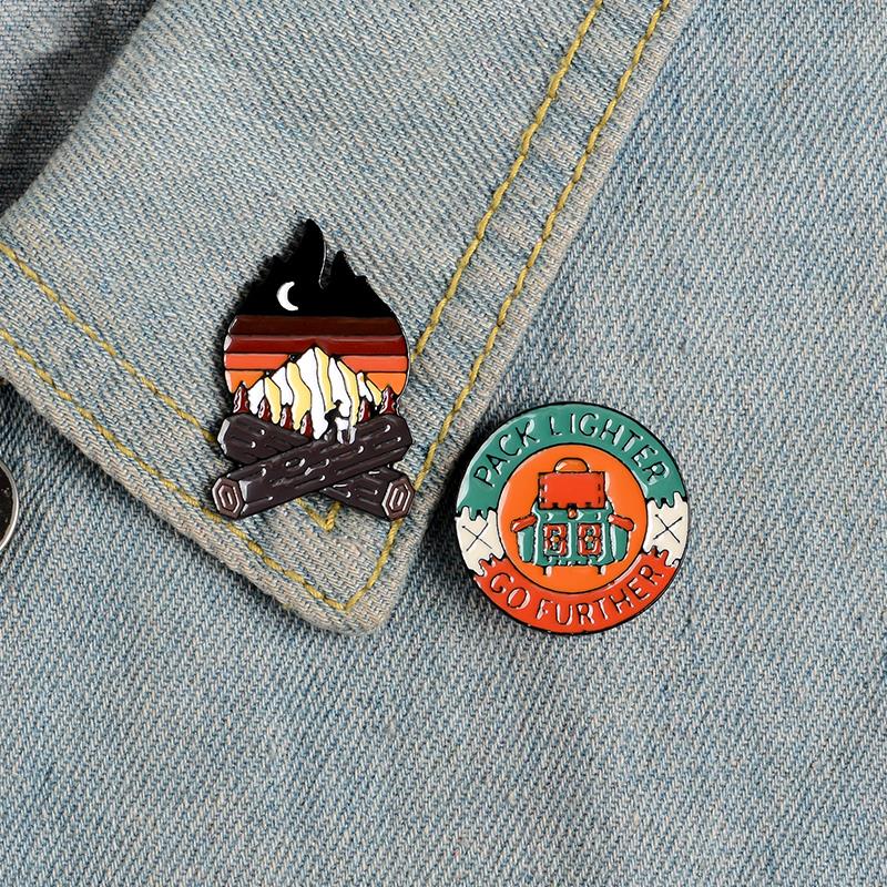 屋外たき火エナメルピンカスタムキャンプブローチバックパック服 - Outdoor Adventure Friends のレビューと価格